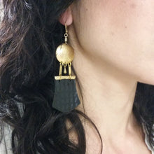 Load image into Gallery viewer, Dapt shield earrings