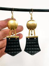 Load image into Gallery viewer, Dapt shield earrings