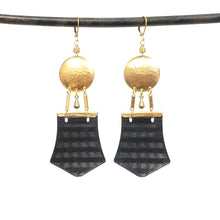 Load image into Gallery viewer, Dapt shield earrings