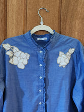 Load image into Gallery viewer, Ruffled Collar Shirt - vintage cutwork floral applique XL
