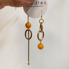 Load image into Gallery viewer, Asymmetric Color pop link drop earrings
