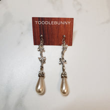 Load image into Gallery viewer, Flutter Crystal pearl drop earrings
