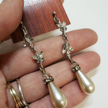 Load image into Gallery viewer, Flutter Crystal pearl drop earrings
